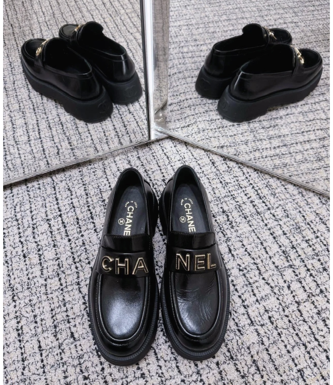 両足でシャネルロゴが出現！厚底で足長効果 CHANEL ローファー (CHANEL