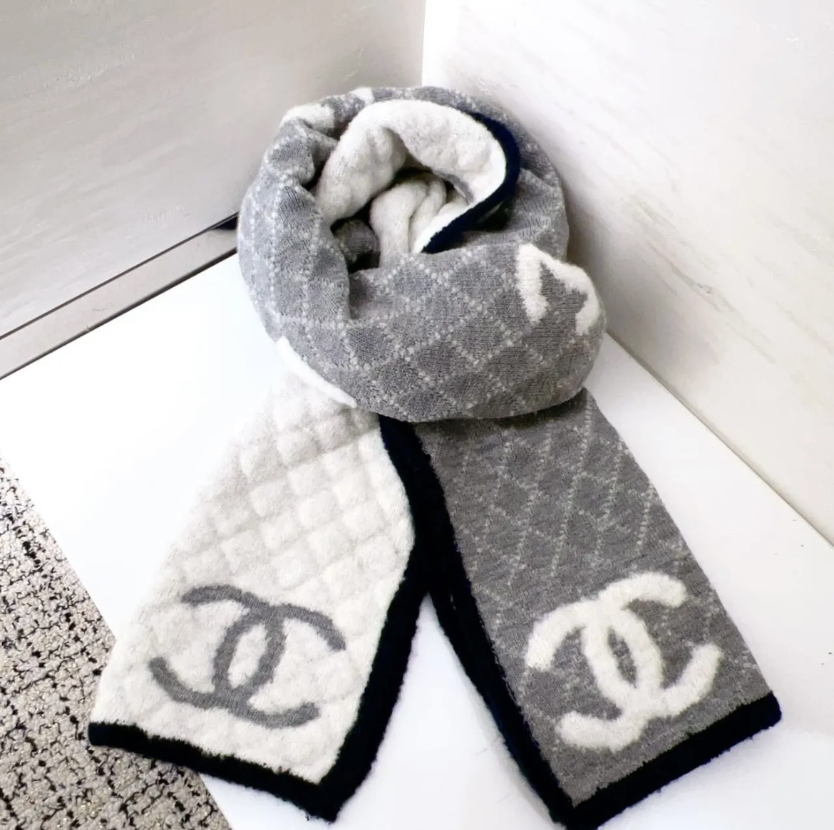 極上の肌触り 表裏で表情の違いを楽しめる CHANEL マフラー (CHANEL