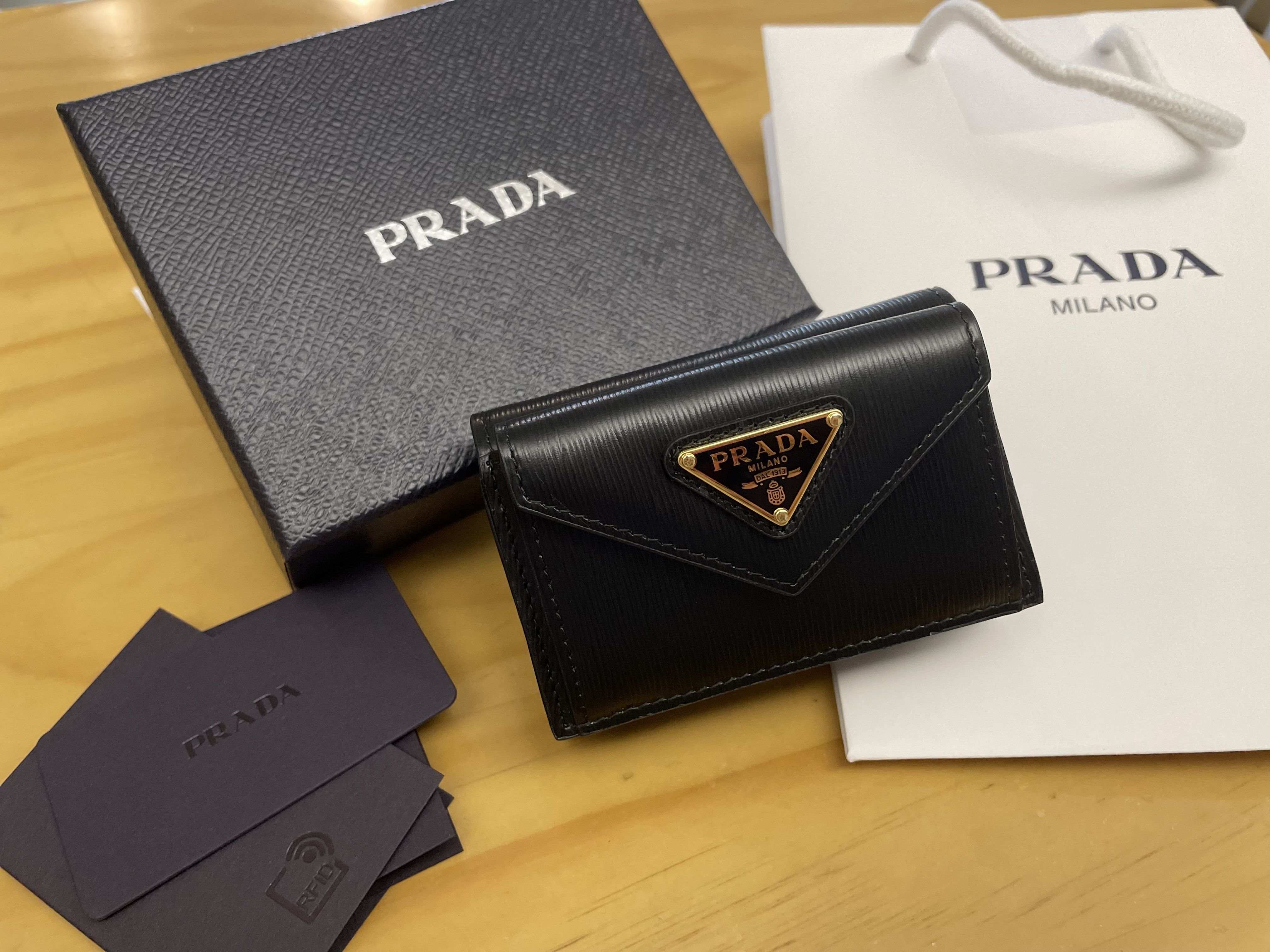 PRADA】プレゼントやご褒美に☆プラダ 三角ロゴ 三つ折り財布 (PRADA