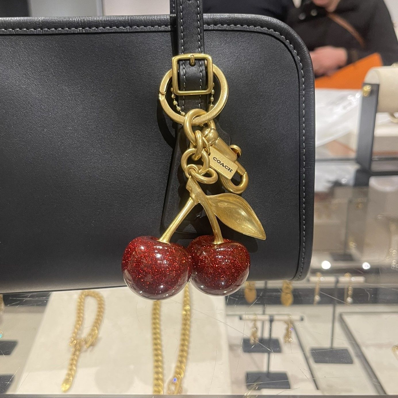 大人可愛いグリッターレッド【COACH】チェリー バッグチャーム (Coach