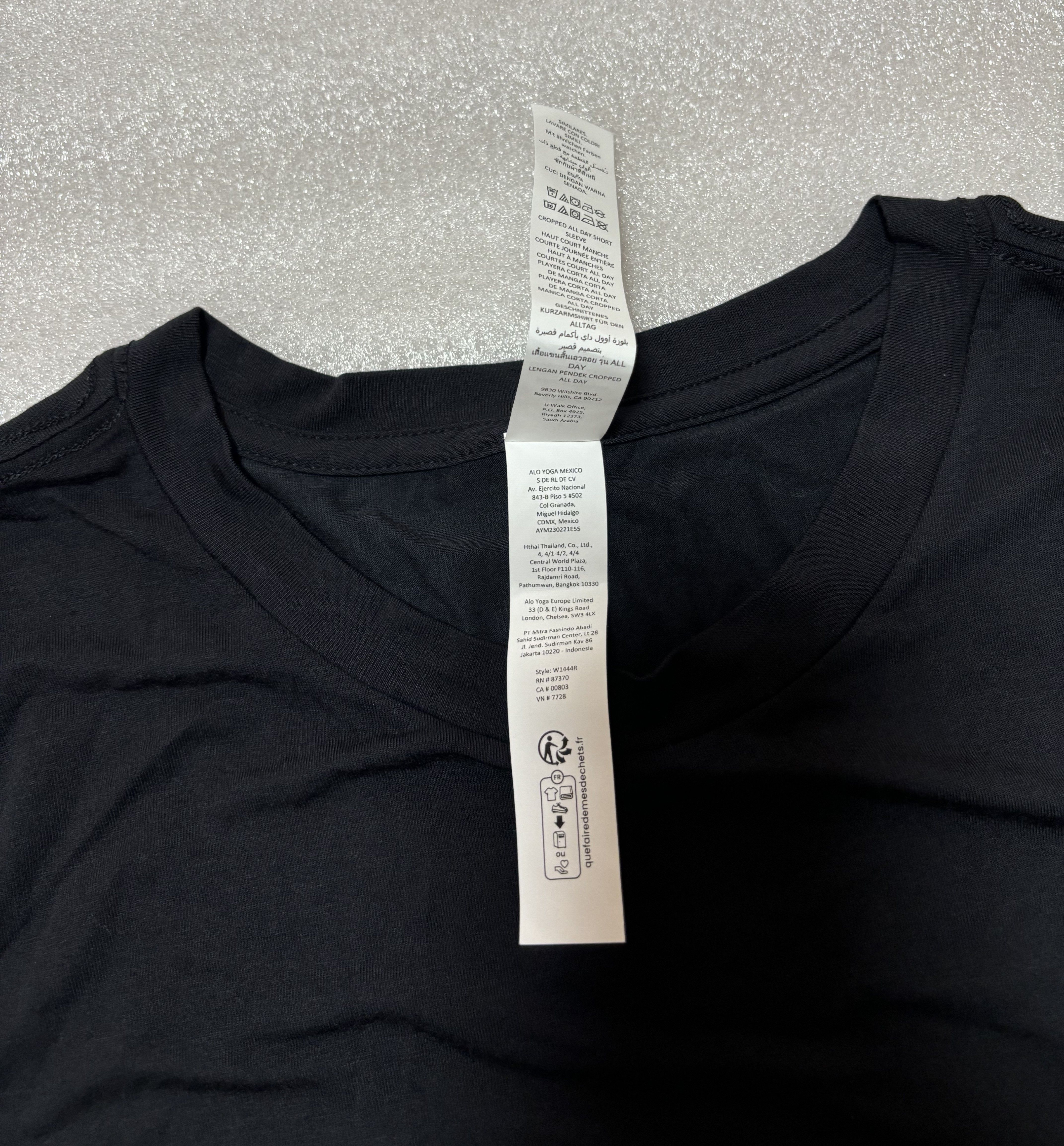 大人気【Alo Yoga】Cropped All Day クロップド ロゴ Tシャツ (ALO