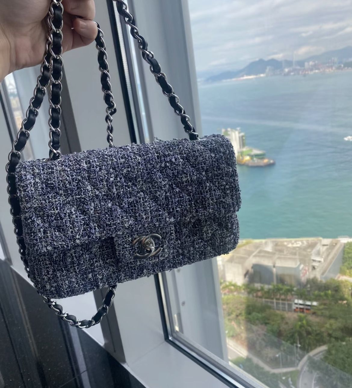 夏に映える大人気ブルーツイード CHANEL ミニフラップバック (CHANEL