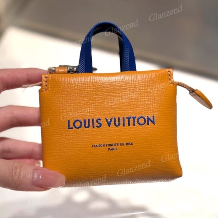 存在感たっぷり♪【LV】LV ミニ ショッパー バッグチャーム (Louis