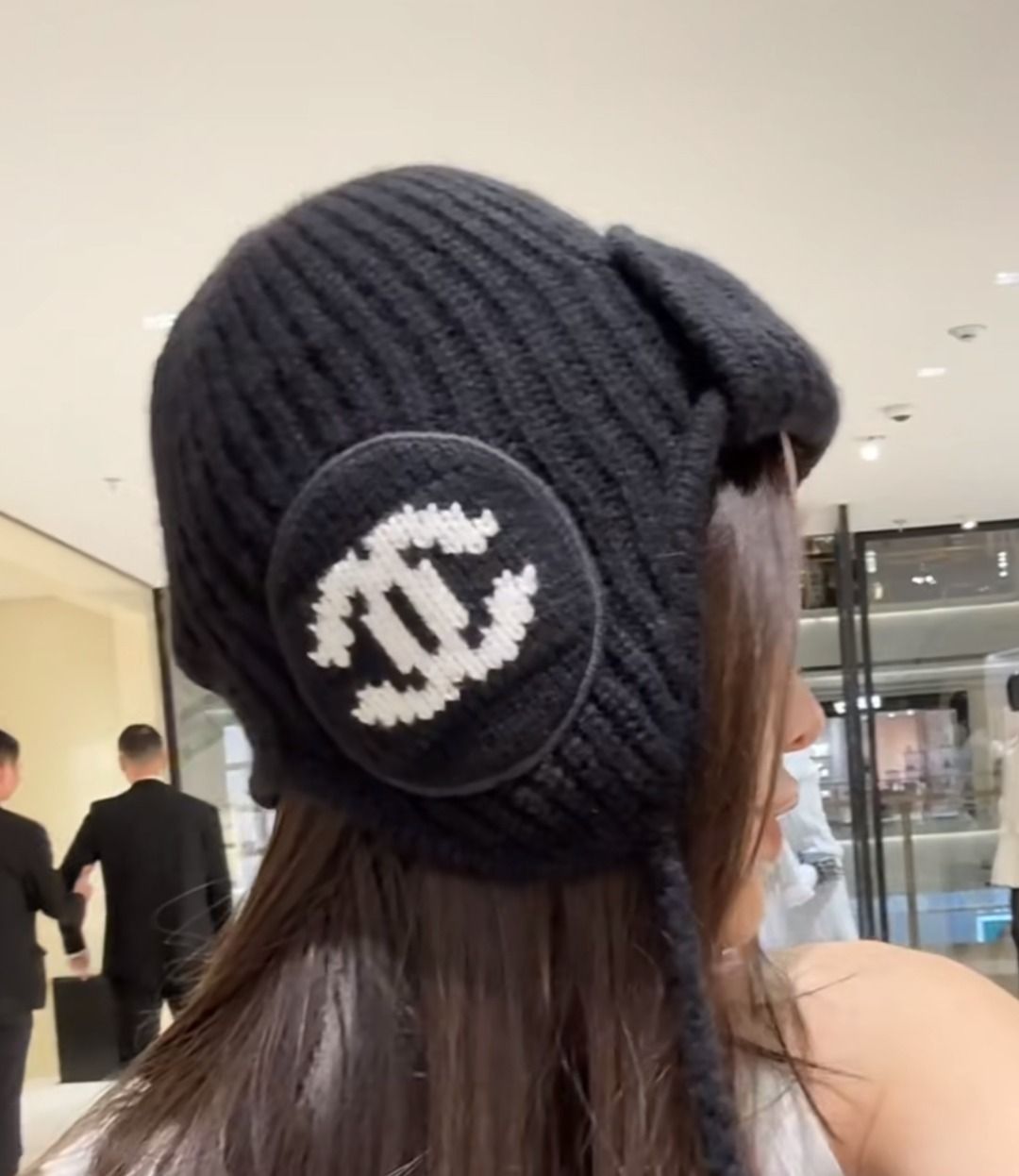 可愛いボンボンが目を惹く♪】シャネル ニット帽 (CHANEL/ニット