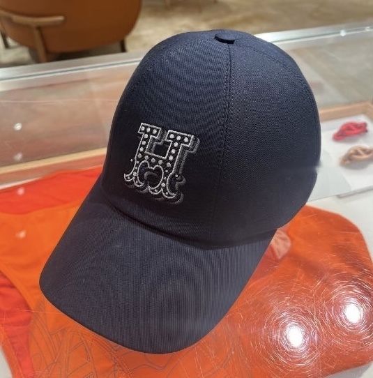 視線集中！ロゴが可愛いHermes セレナ・Hエレクトリックキャップ