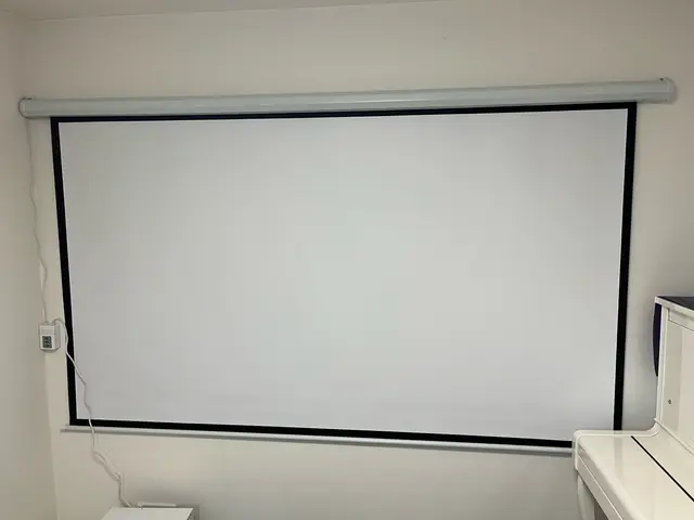天井付・壁付プロジェクタースクリーン取付!!丁寧かつスピーディーに