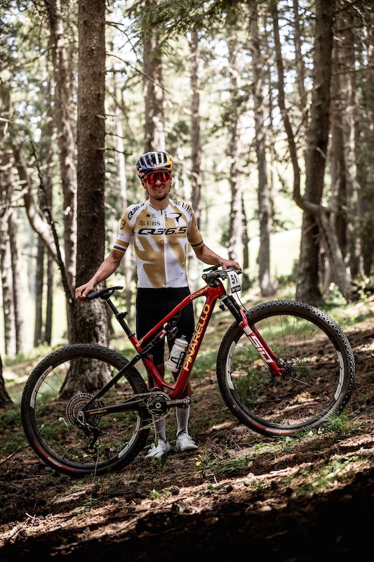 トム・ピドコックのためのチームキット「Q36.5 PRO TEAM OFF-ROAD