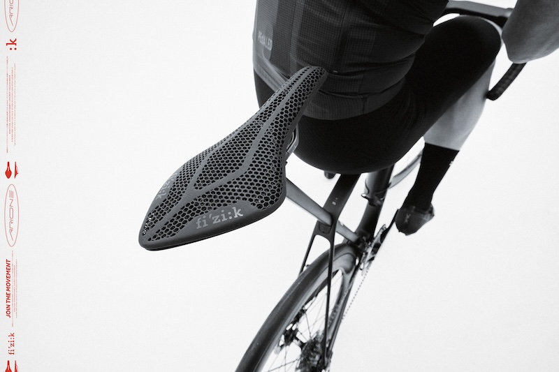 フィジークのレーシングサドル「アリオネ」が復活！｜サイクルスポーツ