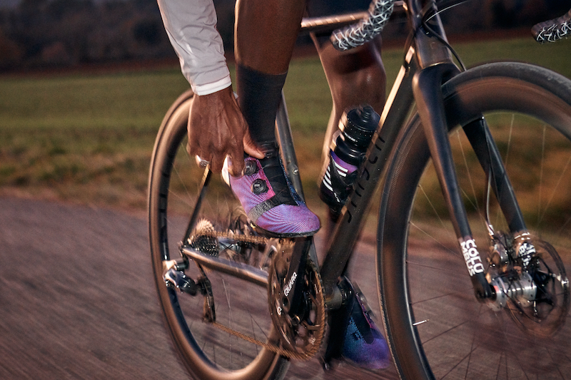 ラファが全く新しいロードレース用プロチームシューズを発表｜サイクル