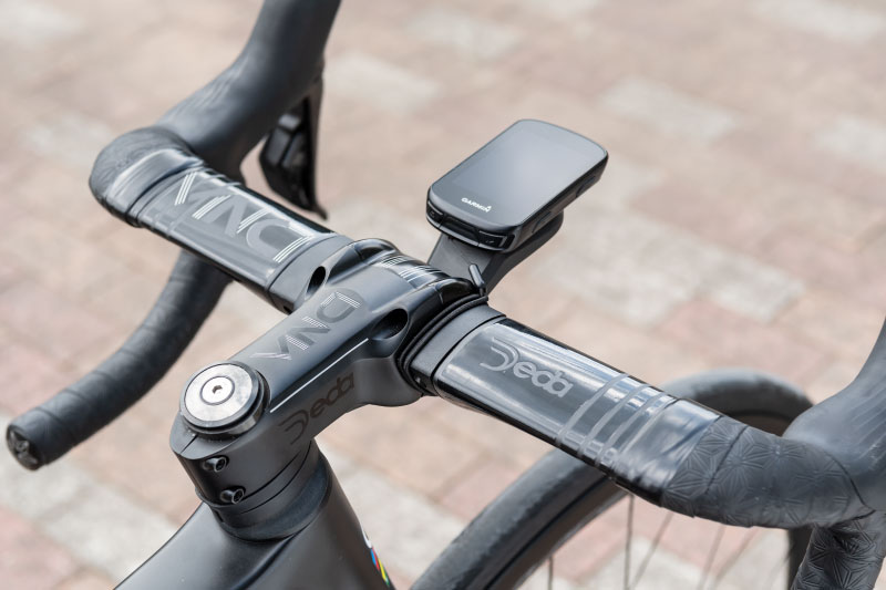 ハンドルバーとステムはデダ・ヴィンチを使用。エアロ化とポジション