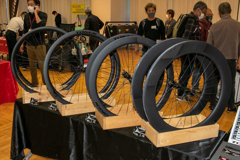 トーケンからフックレスリムのロード用カーボンホイールが登場