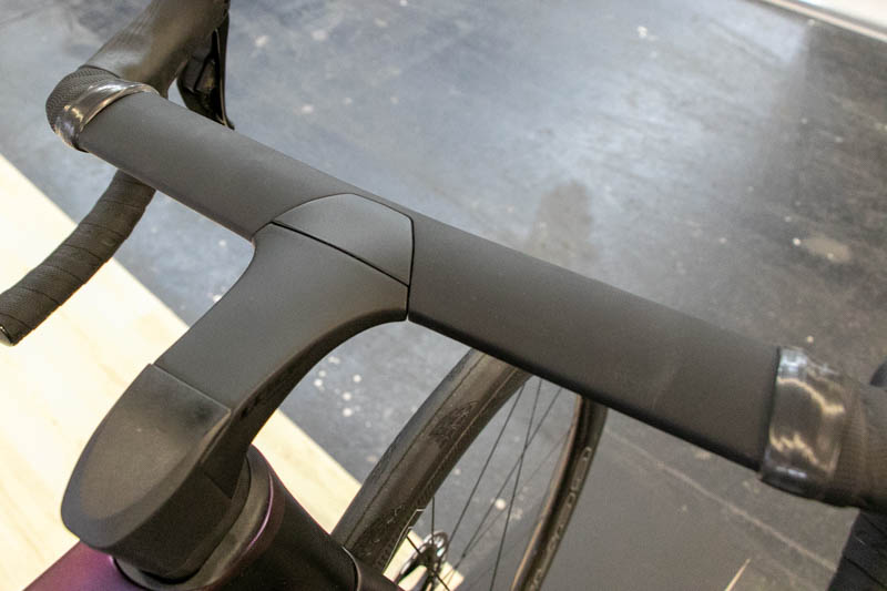 一見するとステム一体型ハンドルのようにみえるコックピットまわりだが