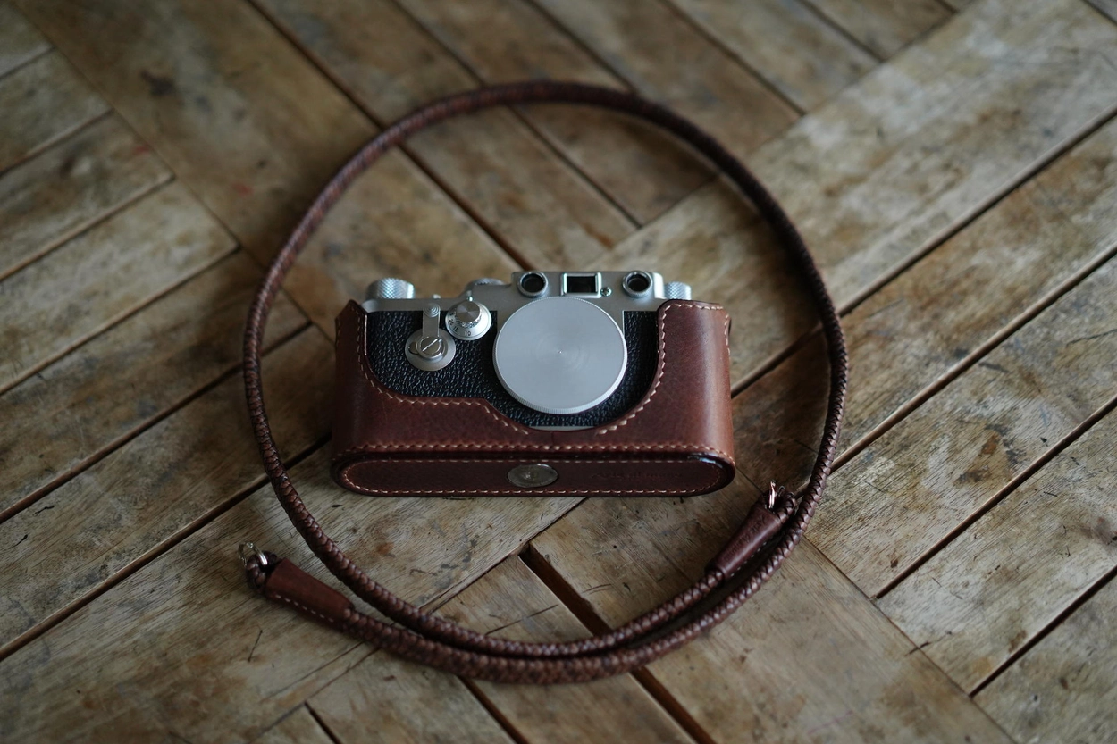 Leica Barnack IIIF half case : LEICA CASES & STRAPS by handcraft