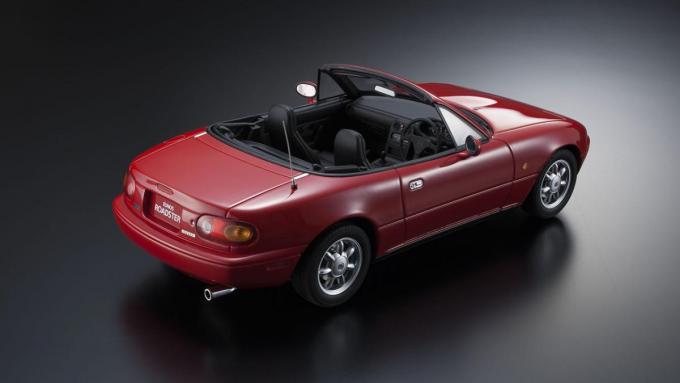 室内の質感に注目！ 京商samuraiシリーズ最新作「1/18スケール