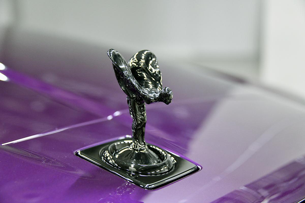 クルマ好きなら誰でも惚れる女性!? ロールス・ロイスの先端にいるのは