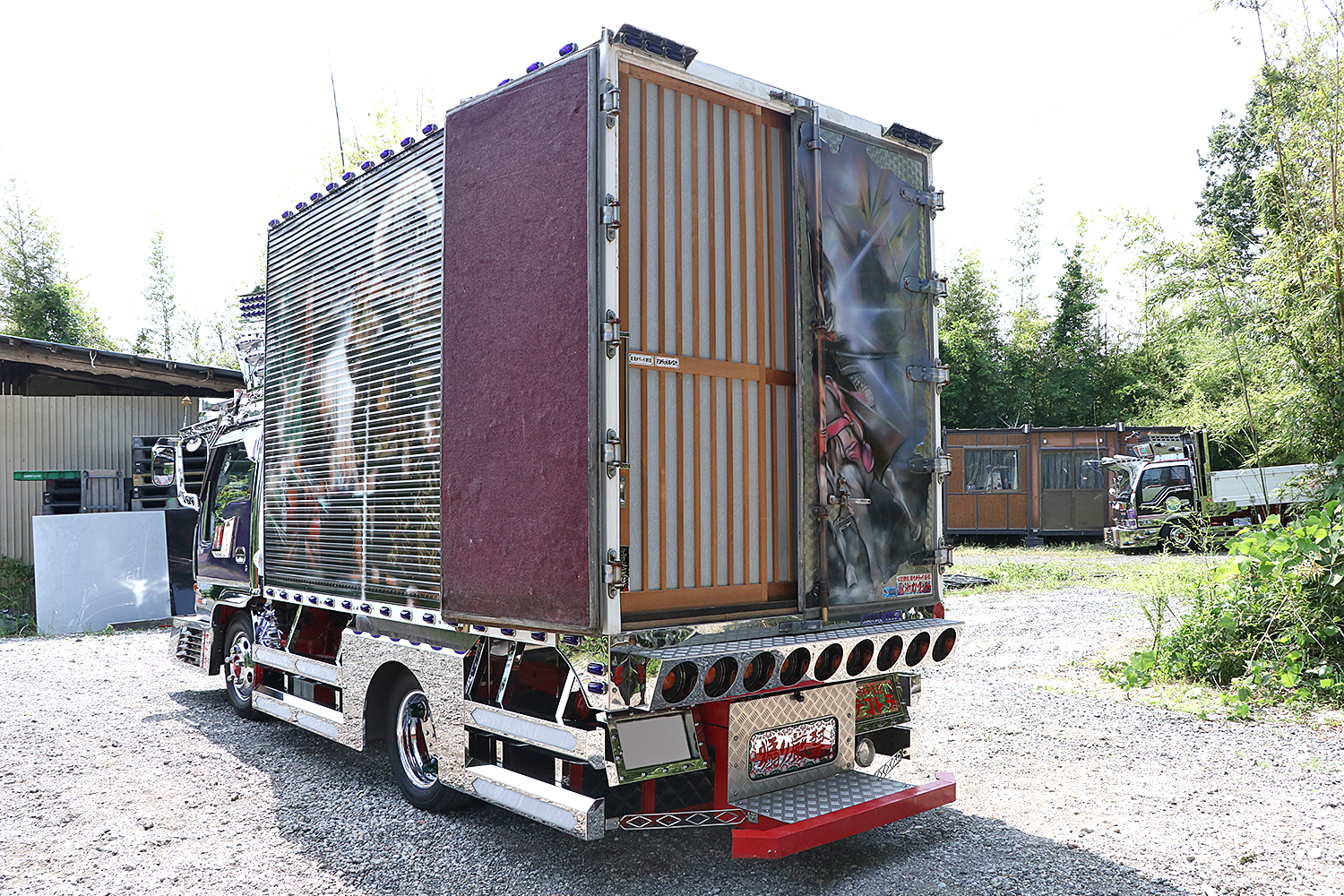 内部を部屋にしてしまうのが定番に!? 世知辛くもあるデコトラの