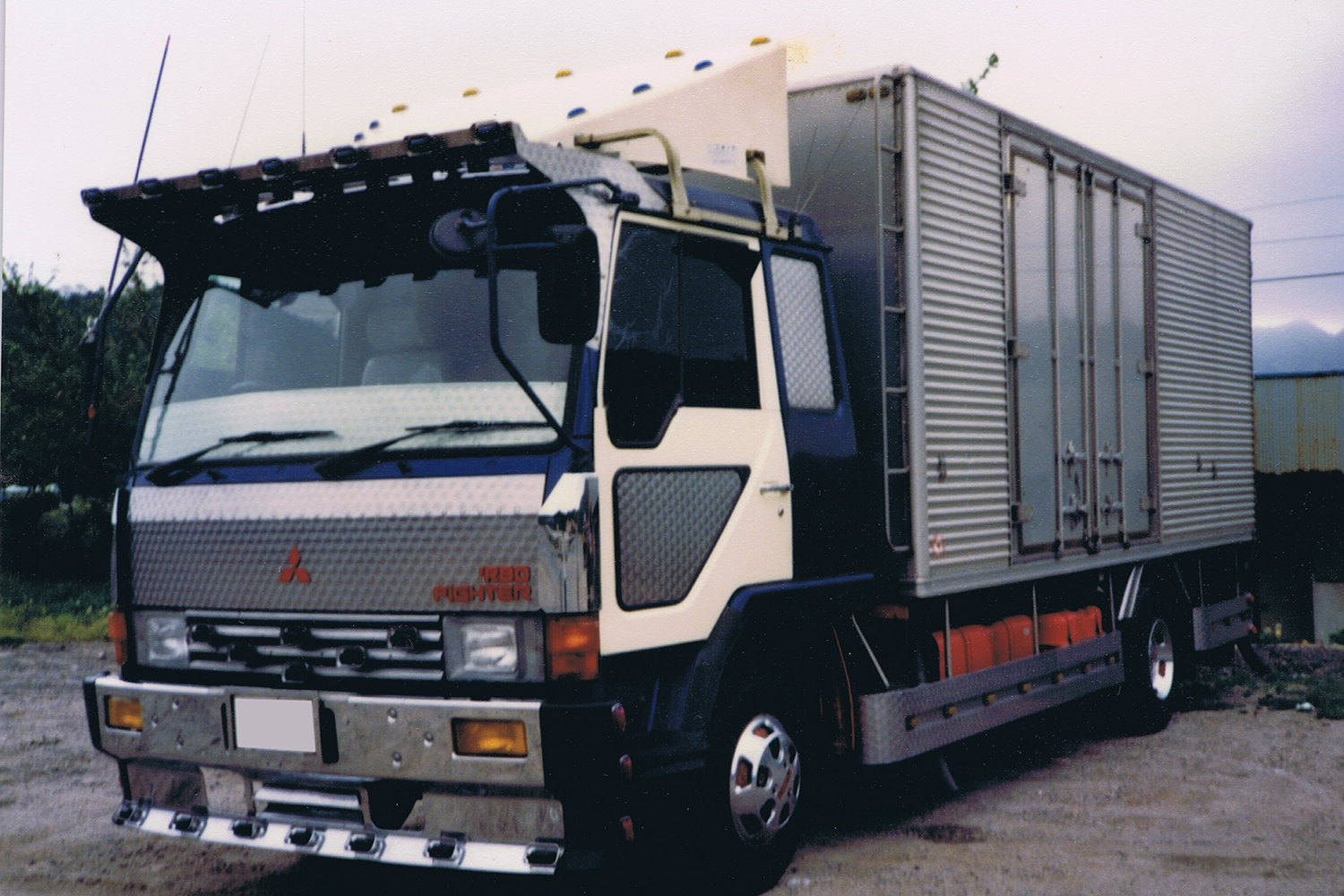 デコトラ愛好家に人気のトラックメーカーとは | 自動車情報・ニュース