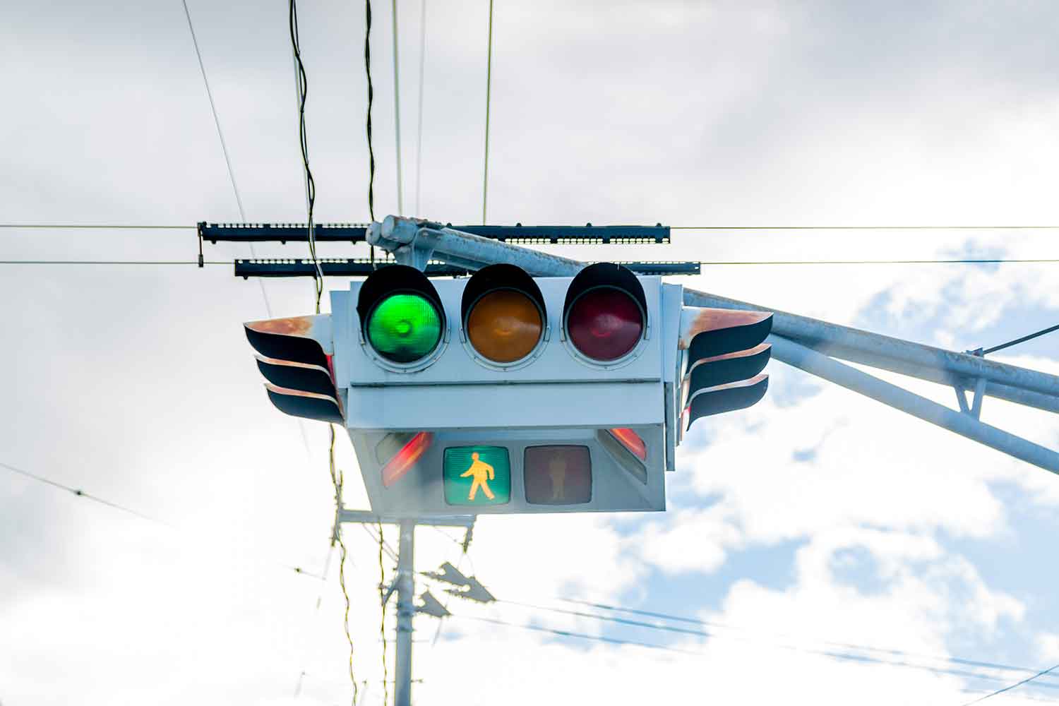 日本中に存在するユニークな信号機4選！ 文字やデザインと