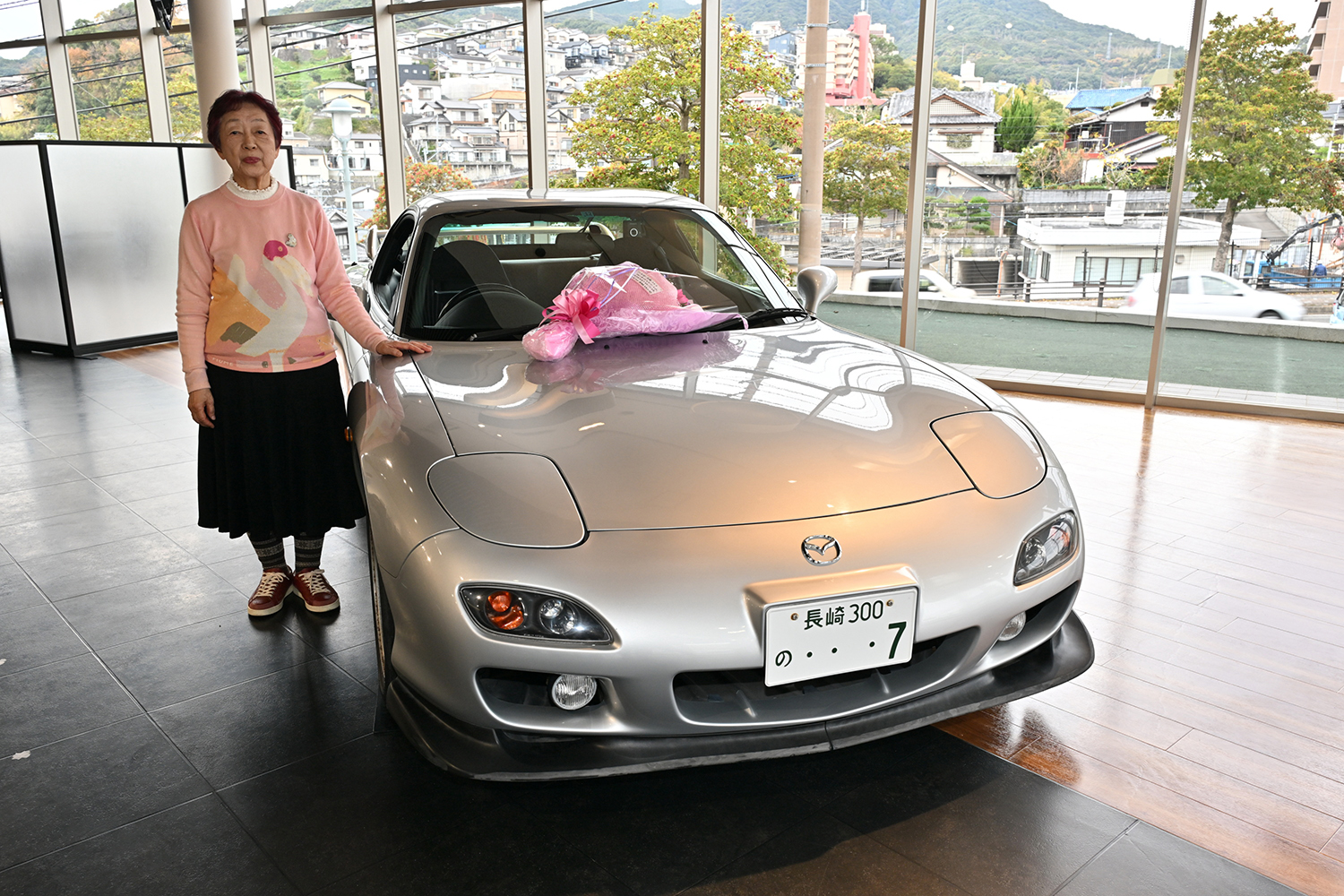 マツダRX-7に25年間乗り続けた西本尚子さんがマツダへ愛車を寄贈