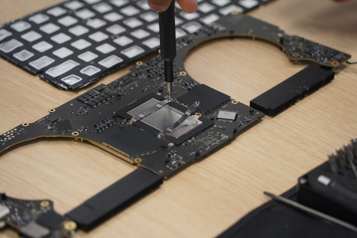 MacBook Proのメイン基板は“W字形”、中央には巨大な「M1 Max」 | 日経