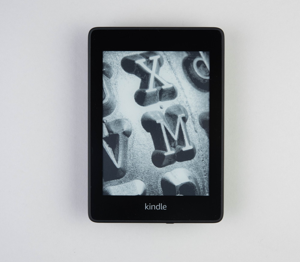 読みづらいKindle新モデル、買うなら2018年に出たPaperwhite | 日経