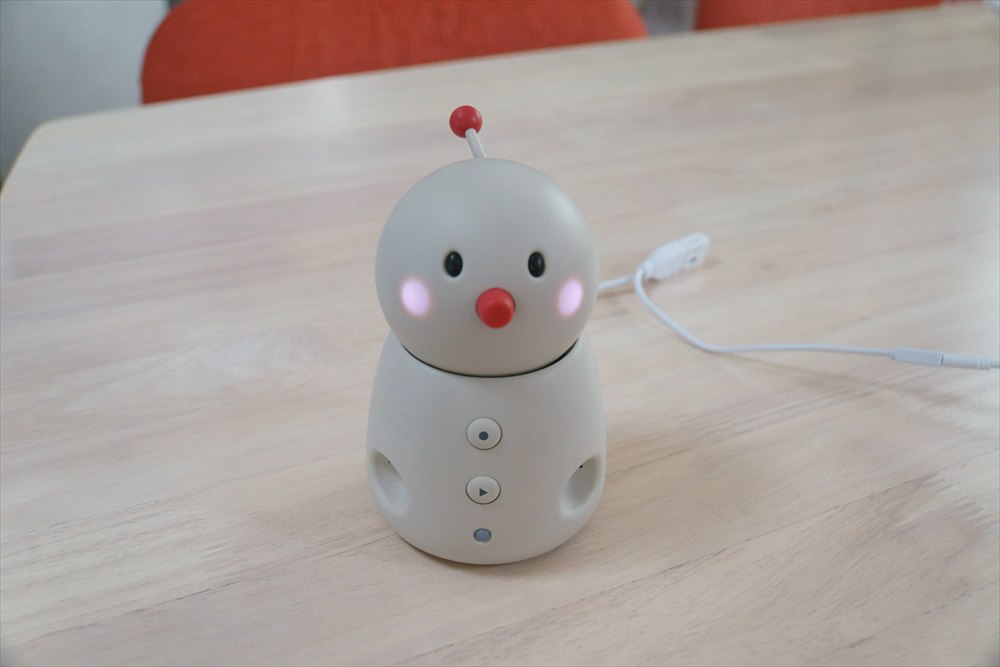 遠方の親が使えるか、見守りロボット「BOCCO emo LTEモデル」を試す