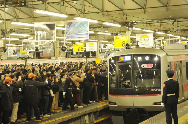 東横線渋谷駅、未明の大引っ越し4時間 | 日経クロステック（xTECH）