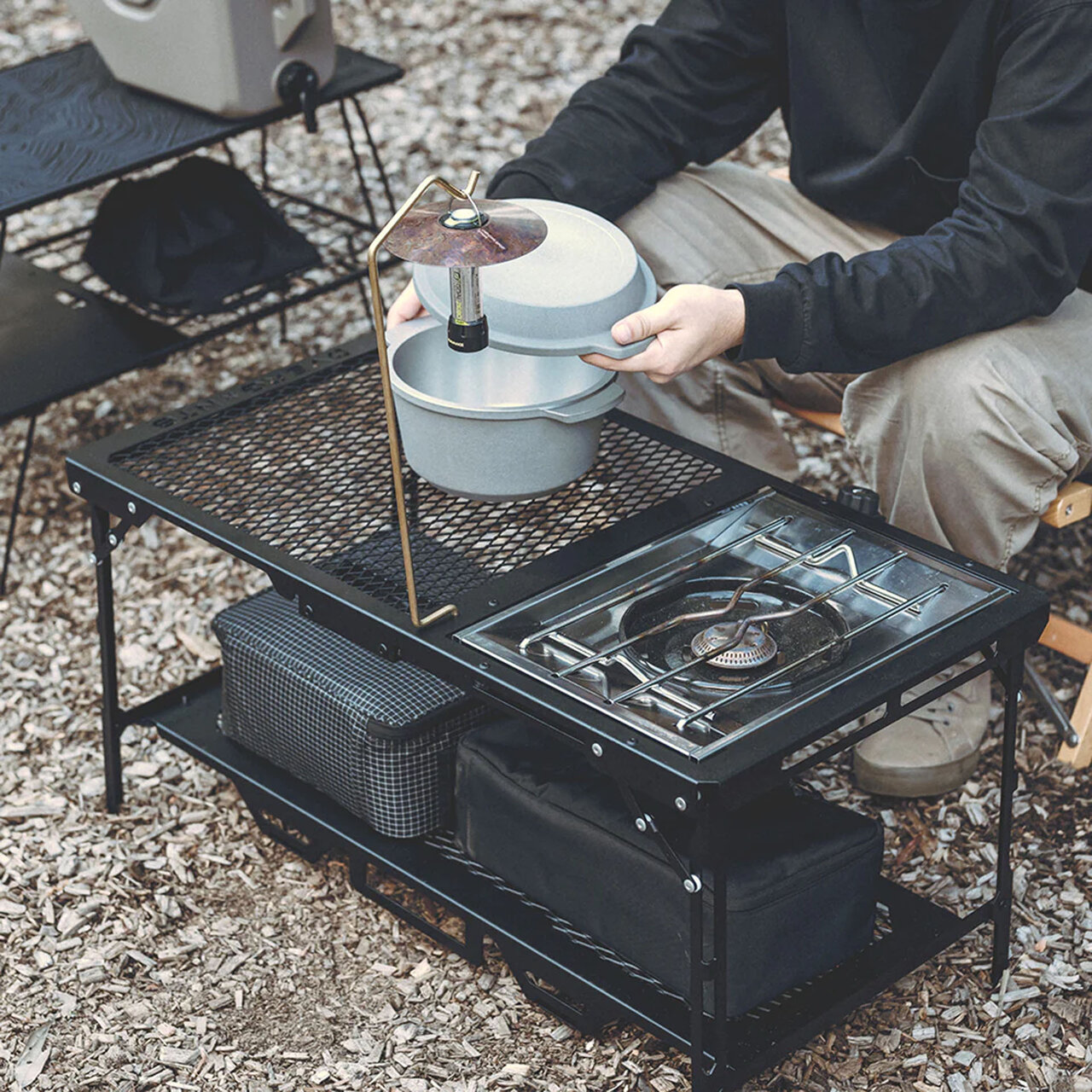アウトドア】折りたたみテーブルにフラットバーナーをセット！美