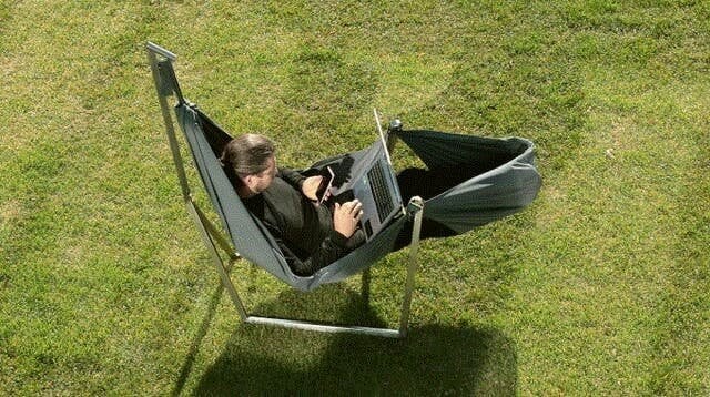 まるで無重力！海外で人気を集めたハンモック型リクライニングチェアが