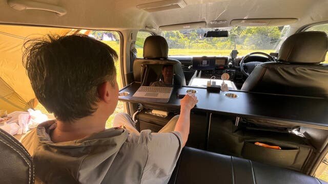 ハイエース】食事も仕事もゆったりと！後部座席テーブルで車中泊を