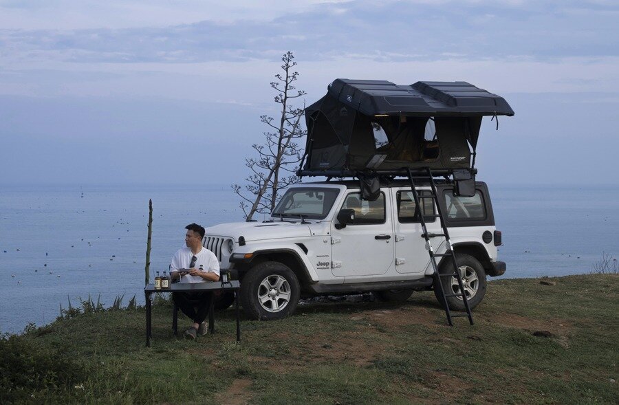 車中泊】キャンピングカーより手軽！愛車に載せたいルーフトップテント