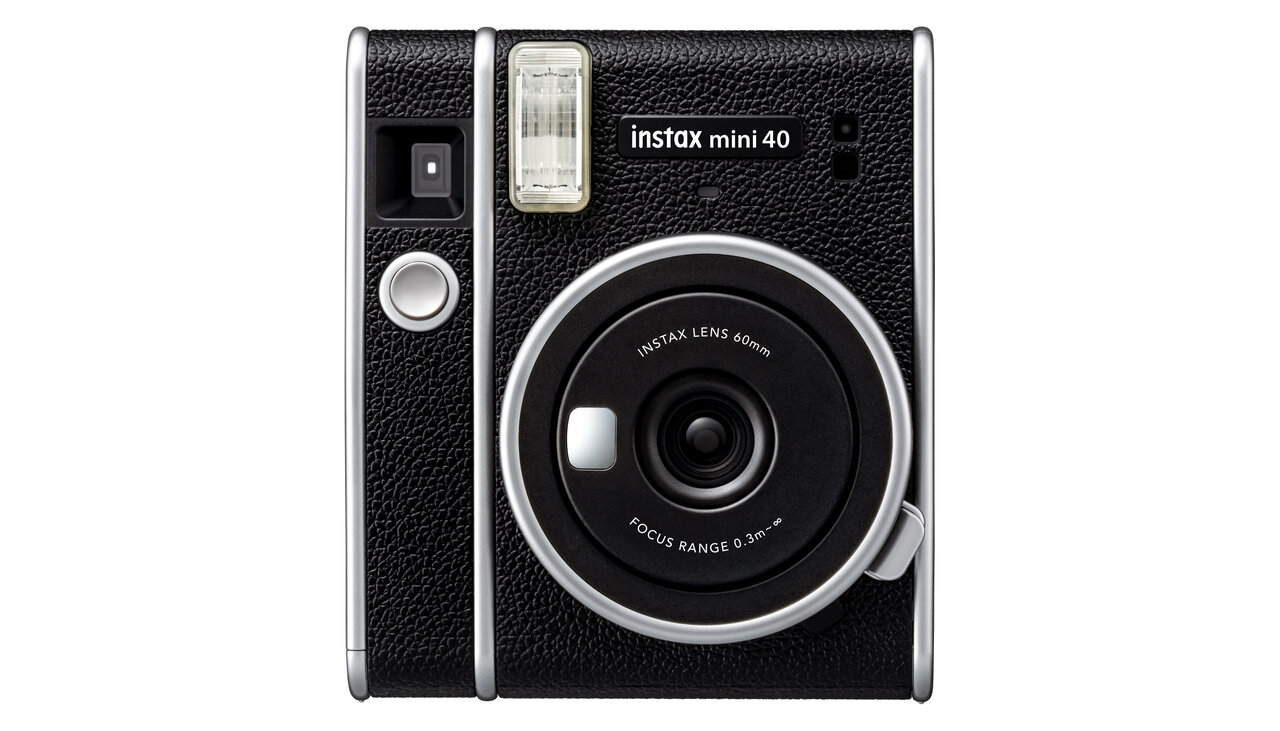 どんなスタイルにも合わせやすいクラシックなデザインのチェキ「instax