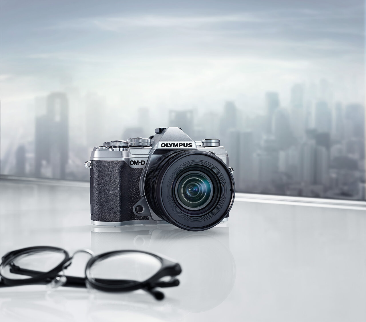 クラシック感のある小型軽量デザインに高い描写性能を詰め込んだミラー