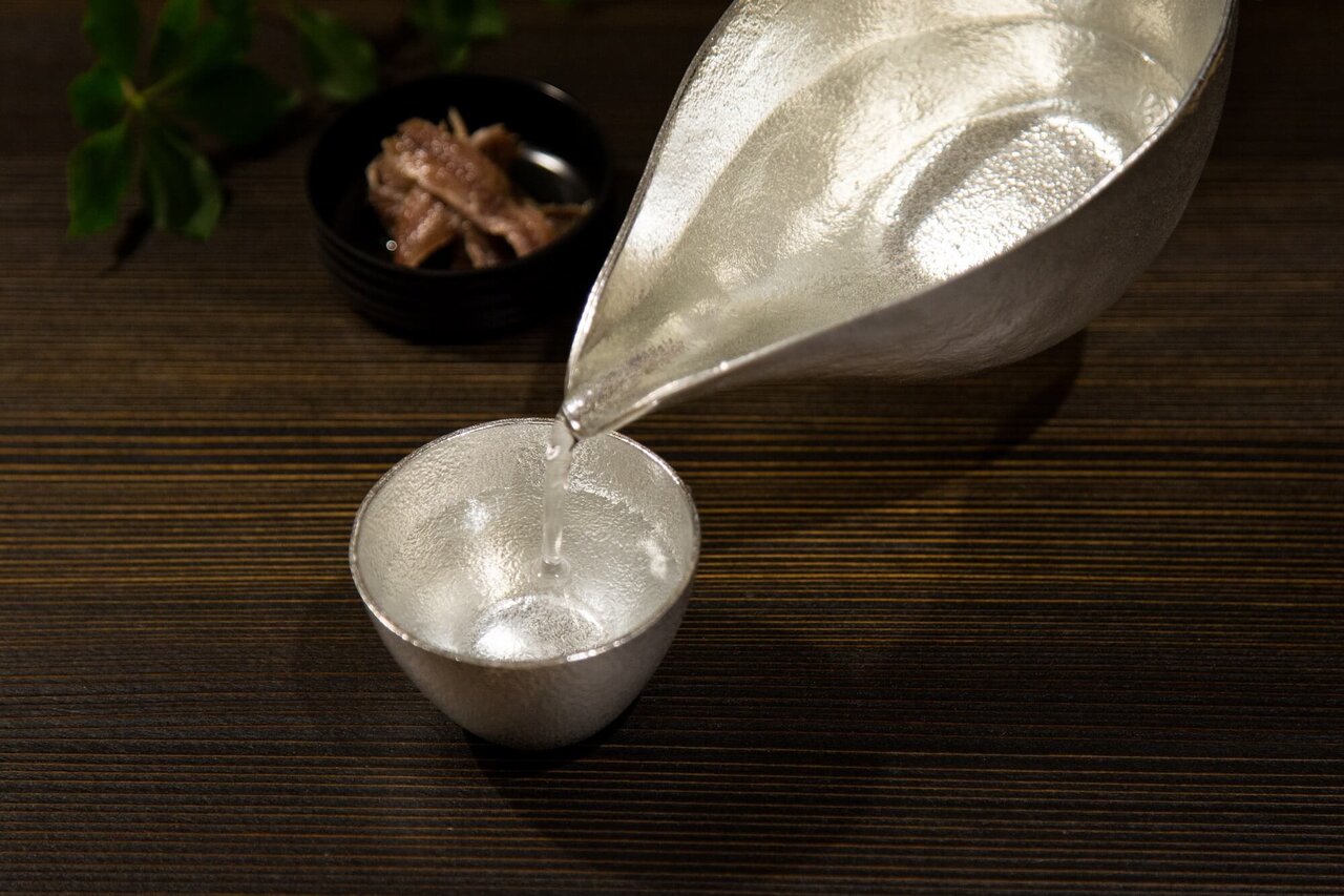 錫の酒器で日本酒をワンランク上の味わいに。老舗メーカー・能作の商品