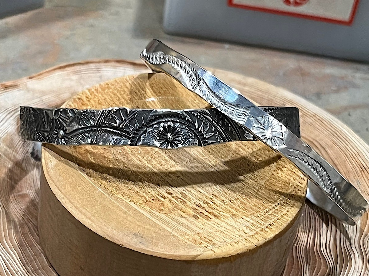 奈良県・天理市】銀板にパーツを付けたり、柄・文字などを打ち付け作成