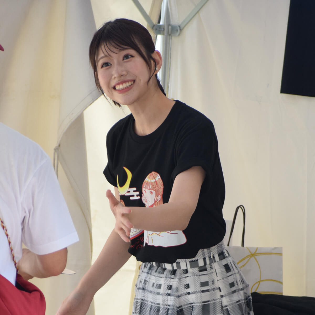 元AKB・佐藤朱アナを前面に異例の荒稼ぎ「パック旅行、グッズ販売など