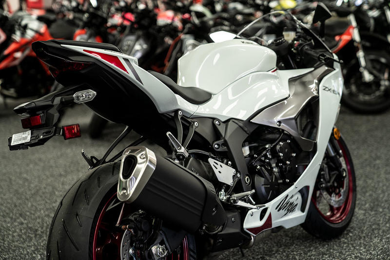 2024 Kawasaki Ninja® ZX™-6R Pearl Robotic White/Metallic Graphite