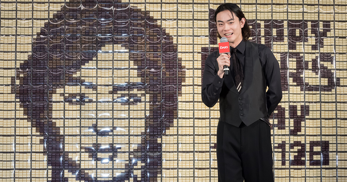 菅田将暉さん赤・黒・白の1人3役 12月12日は「ダースの日」