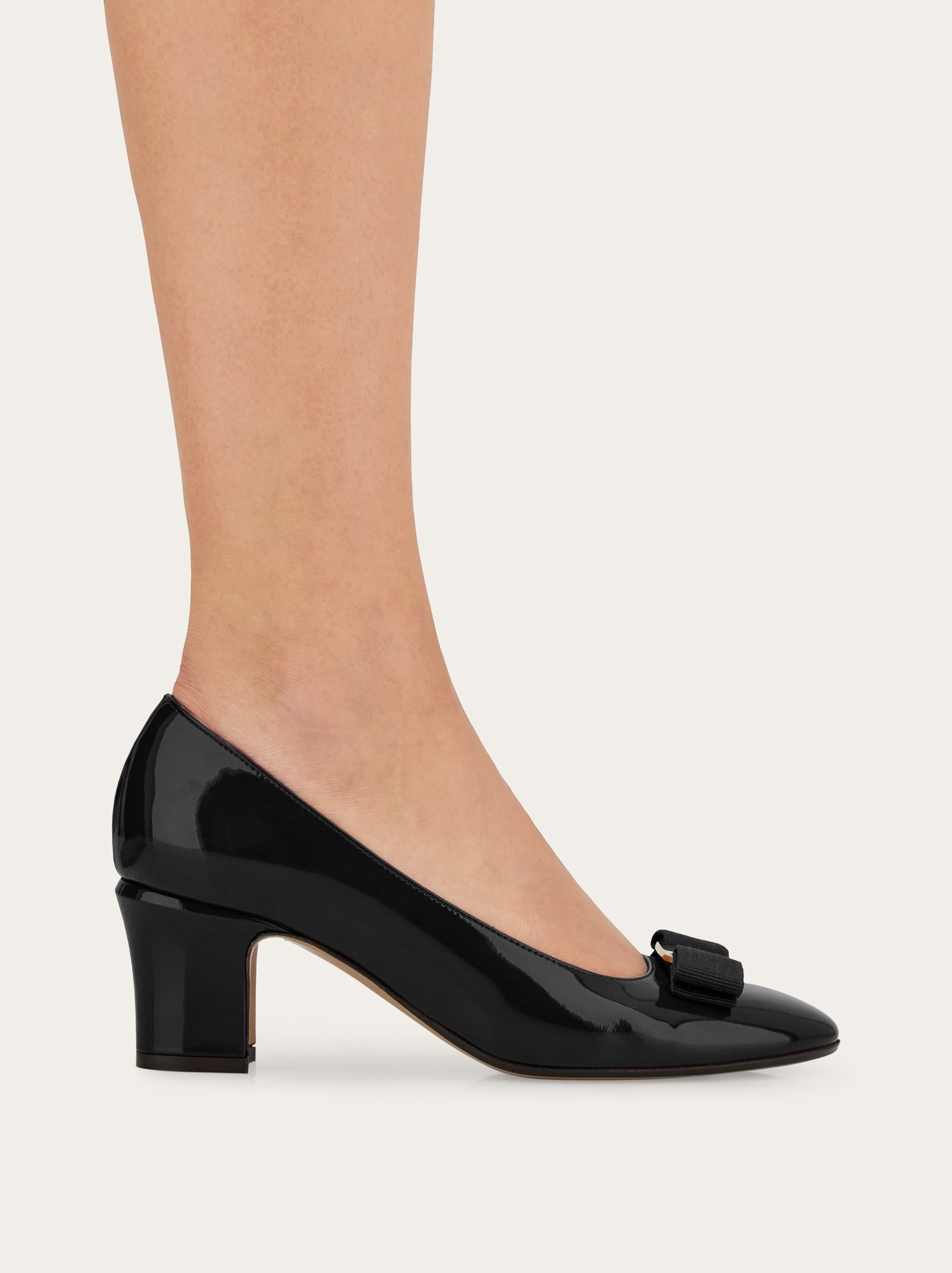 ヴァラ リボン パンプス - ウィメンズ | Ferragamo