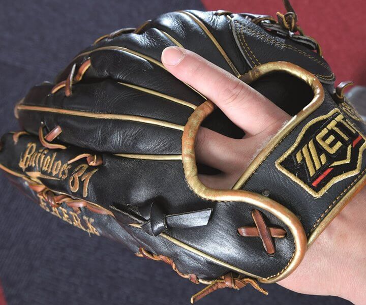 オリックス・小谷野栄一内野手 小指2本設計と2ポケットで打球の強弱に