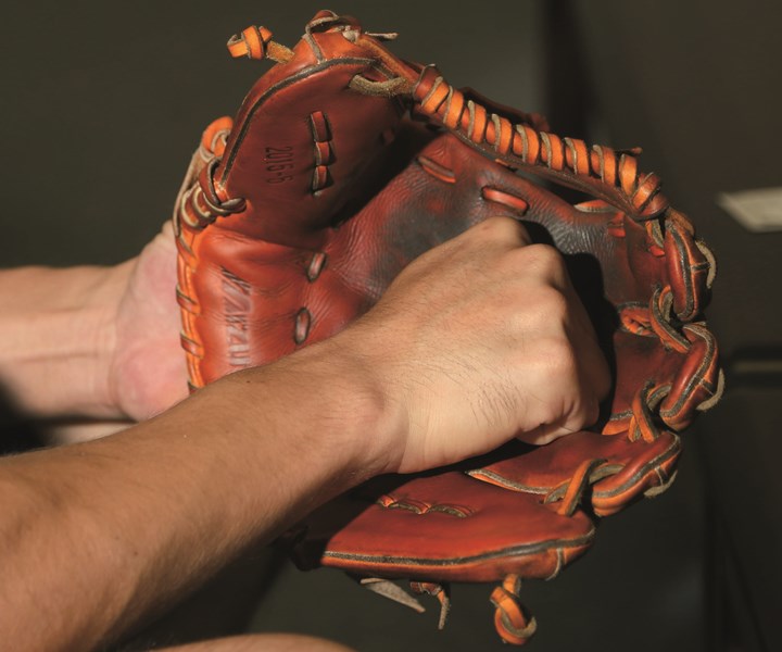 中日・荒木雅博 ミズノのグラブ 他人には使いこなせない。名手・荒木