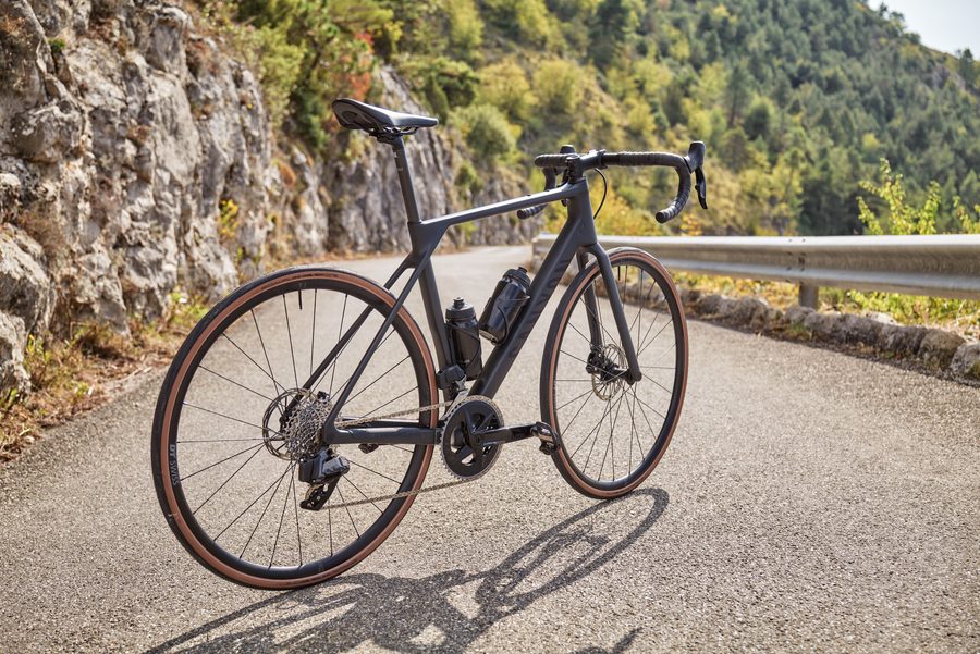 エントリークラスの新型ロードバイク「エンデュレース CF」「エンデュ