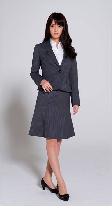 佐々木希さんプロデュース、キャリア女性向けスーツ、コート、パンプス