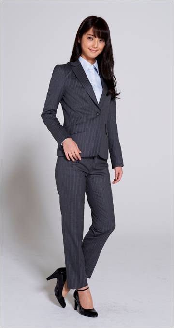 佐々木希さんプロデュース、キャリア女性向けスーツ、コート、パンプス