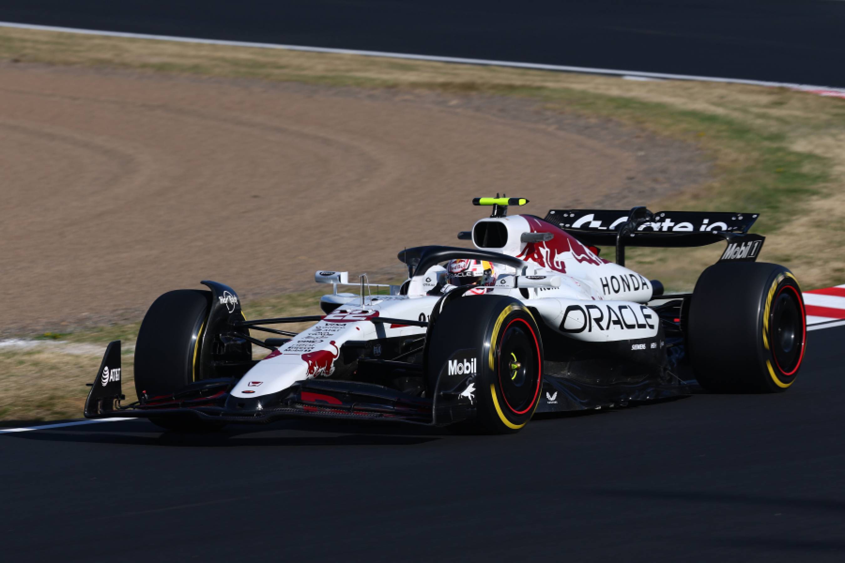 日本GP特別カラーのフェルスタッペン＆角田裕毅が鈴鹿サーキットを疾走