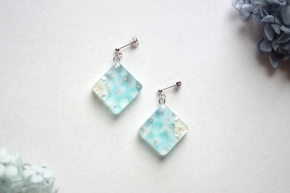 レジンアート スクエアピアス〈水紋・ブルー〉 | iichi 日々の暮らしを