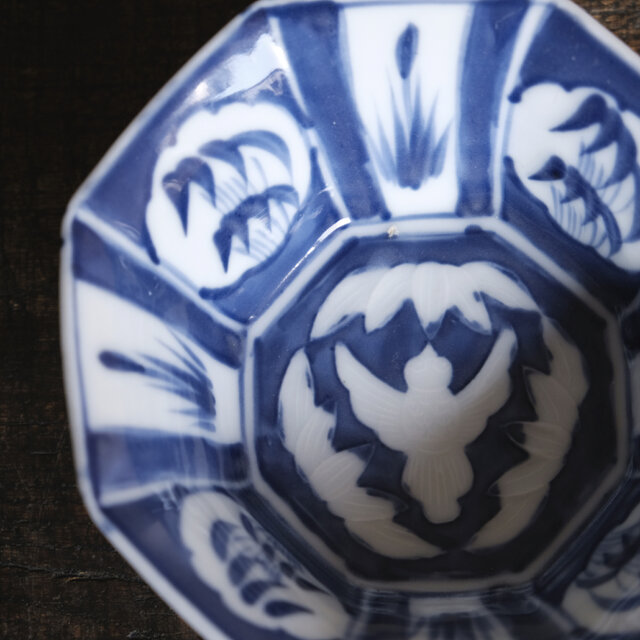 見込みは陽刻◇竹と雀。伊万里 鳥文染付八角鉢 骨董・antiques 丁寧な