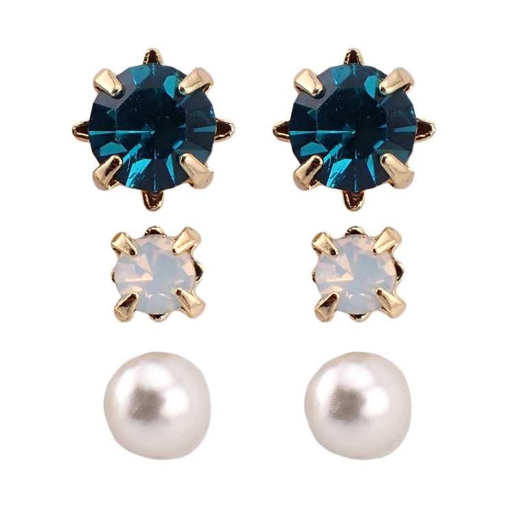 大きさとカラーが異なる2種類のラインストーンのピアスと シンプルな