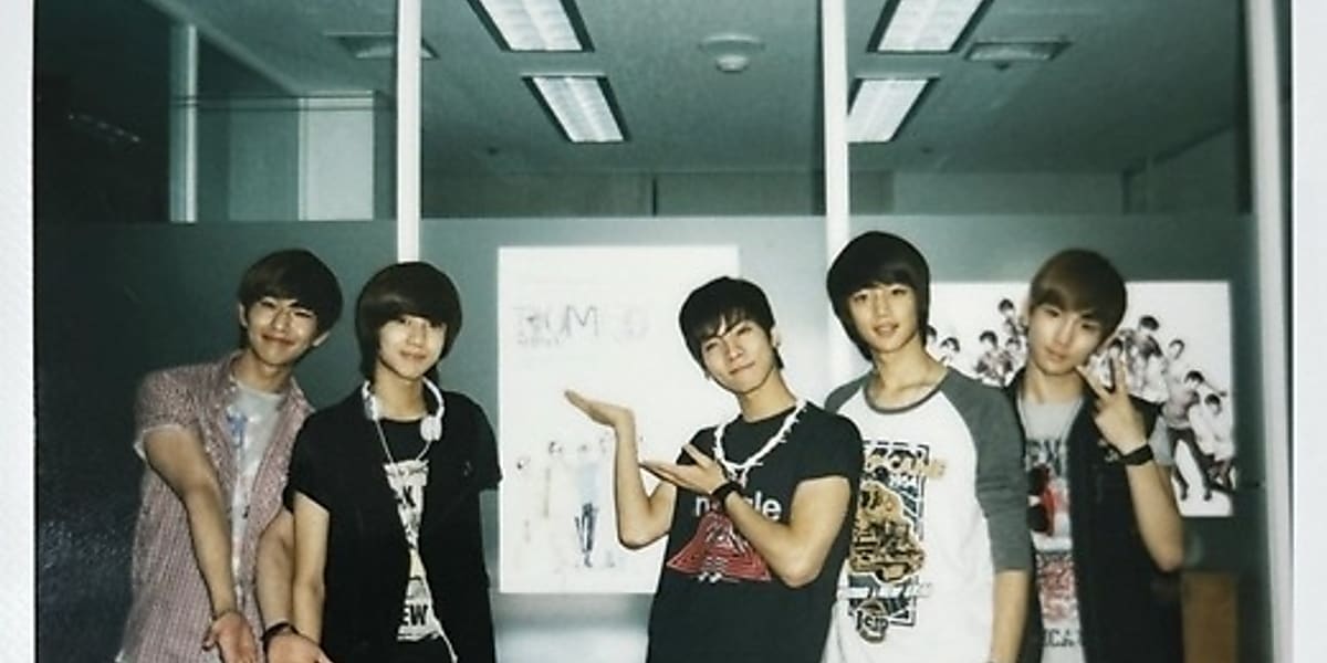SHINee、デビュー15周年を控え5人の初々しい写真を公開！ジョンヒョン