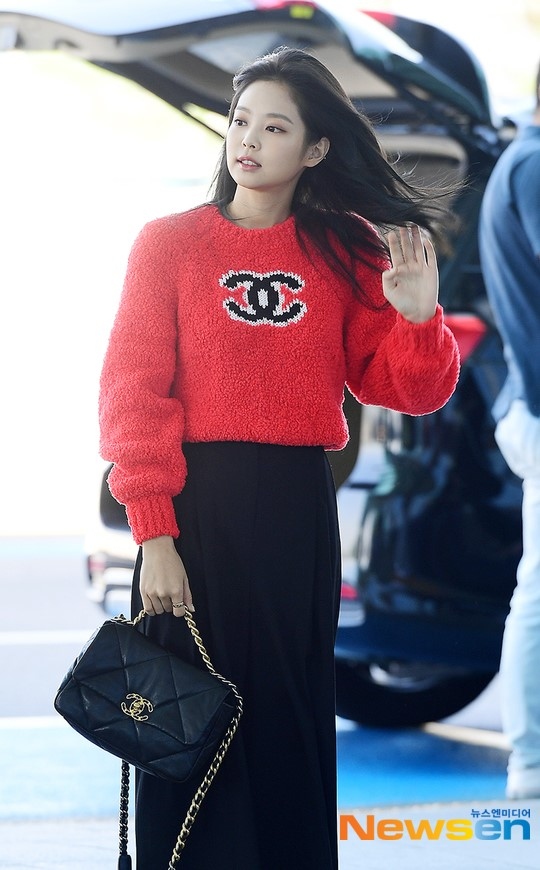 PHOTO】BLACKPINK ジェニー、スケジュールのためフランスへ出国…輝く